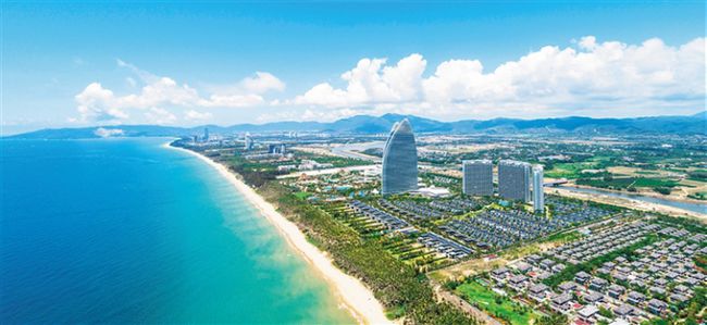 海南是中国的一个热带海岛省份，近年来发展迅速，特别是在旅游、农业、高新技术产业等领域取得了显著进展。