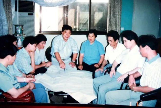 宁波华翔，汽车零件与内外饰件制造领域的领先企业，多元化发展并探索新技术方向。