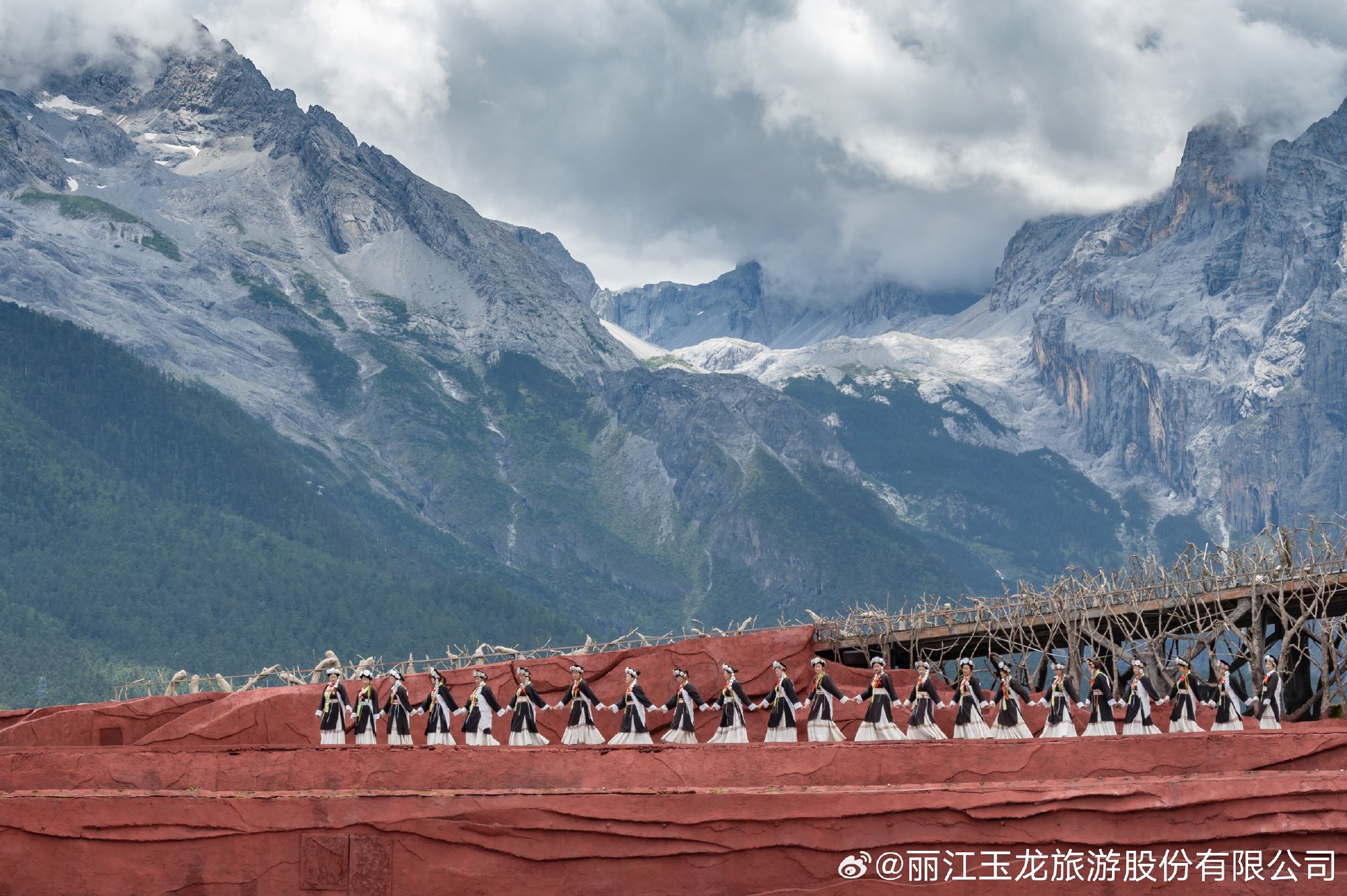 丽江玉龙旅游股份有限公司（简称丽江股份）是云南省丽江市的一家旅游企业，其主要业务包括旅游景区经营和综合服务。丽江股份旗下的主要景区包括泸沽湖、拉市海等著名景点。近年来，丽江股份在旅游业务上取得了一定的成绩，并且积极拓展相关业务。丽江股份的主要业务可以分为以下几个方面