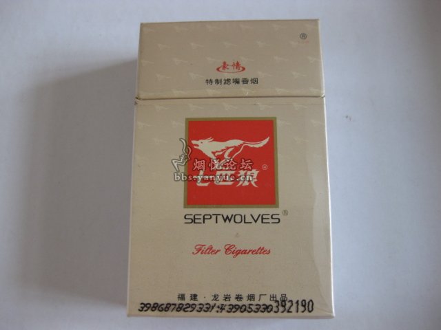 七匹狼是一个品牌名称，主要专注于服饰和配件的设计、生产和销售。该品牌以时尚、休闲和商务为主要特点，致力于提供高品质的男装产品。七匹狼品牌注重细节和品质，追求时尚潮流，同时也注重舒适性和实用性。此外，七匹狼品牌也涵盖了其他产品领域，如家居用品和配饰等。