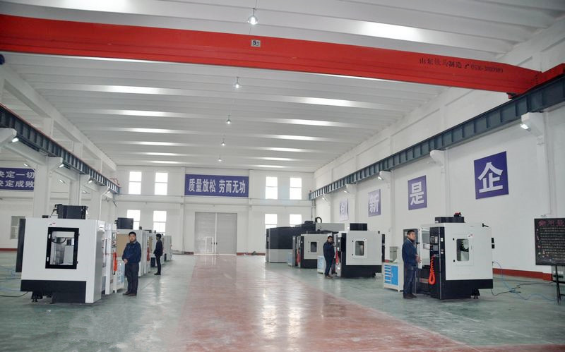 山东威达重工有限公司是一家位于山东省的企业，主要从事建筑机械、筑养路机械及工程机械配件的生产和销售。该公司的主要产品有沥青洒布车、沥青碎石同步封层车、沥青路面养护车等公路养护系列车辆和搅拌站、稳定土厂拌设备、小型压路机等各类工程机械产品。此外，该公司还从事工程机械配件业务。
