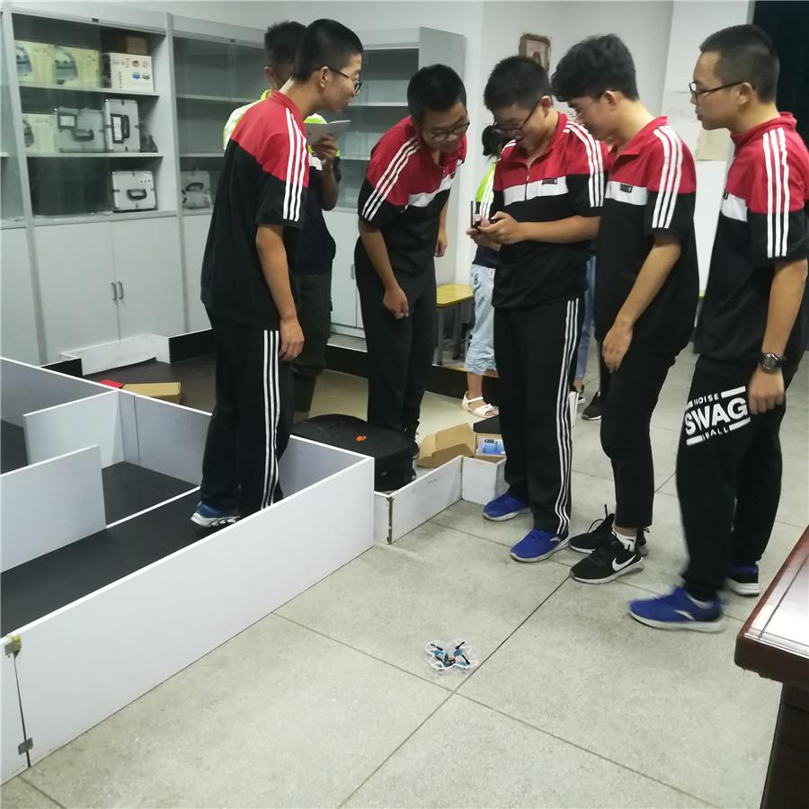 光华股份是一家主要从事化学纤维及其制品研发、生产和销售的公司。其主要产品包括差别化聚酯切片和功能性涤纶纤维等。该公司致力于为客户提供高质量的产品和服务，以满足不同领域的需求。光华股份拥有先进的生产设备和技术，以及专业的研发团队和营销团队，致力于不断提高产品质量和创新能力，以满足市场的不断变化和客户的需求。此外，光华股份还注重环境保护和可持续发展，致力于通过技术创新和节能减排等措施，实现企业的可持续发展。