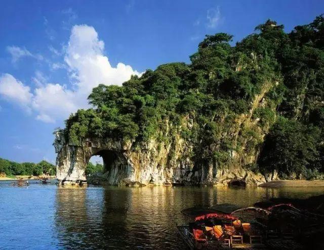 桂林是一个充满自然美景和人文底蕴的城市，拥有众多值得一游的旅游景点。