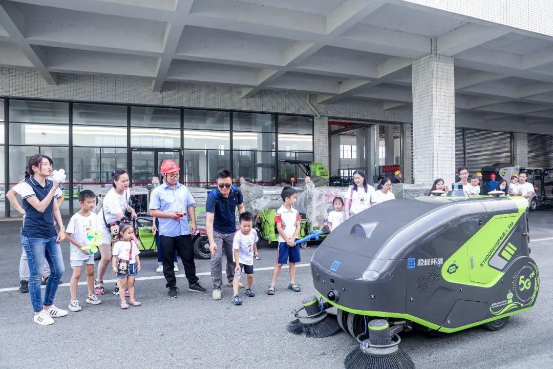 盈峰环境是一家专注于环境产业的公司，其主要业务涵盖环卫一体化、智慧环卫、智慧市政、智慧道路等环境领域。以下是关于盈峰环境的详细介绍