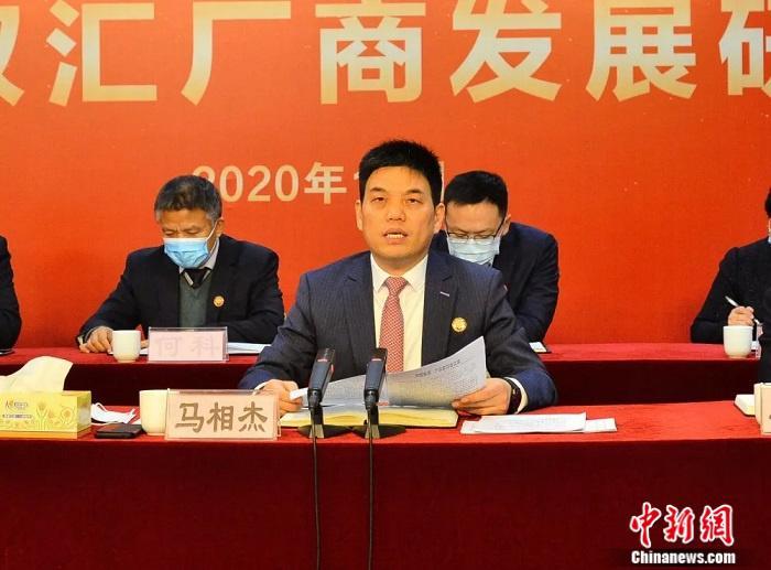 双汇发展，全称为河南双汇投资发展股份有限公司，是一家主要从事生猪屠宰和肉制品加工的企业。该公司在中国肉类行业中具有重要地位，拥有多个知名品牌和丰富的产品线。双汇发展的业务涵盖了生猪养殖、屠宰、食品加工、冷链物流等多个领域，并拥有完善的销售网络和渠道。该公司致力于为消费者提供高质量、安全、健康的肉类食品。
