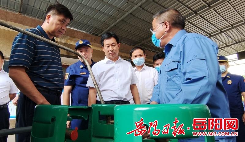 岳阳兴长是一家位于湖南省岳阳市的知名企业，主要从事石油化工和精细化工领域的生产和销售。该企业拥有先进的生产技术和设备，致力于为客户提供高质量的产品和服务。
