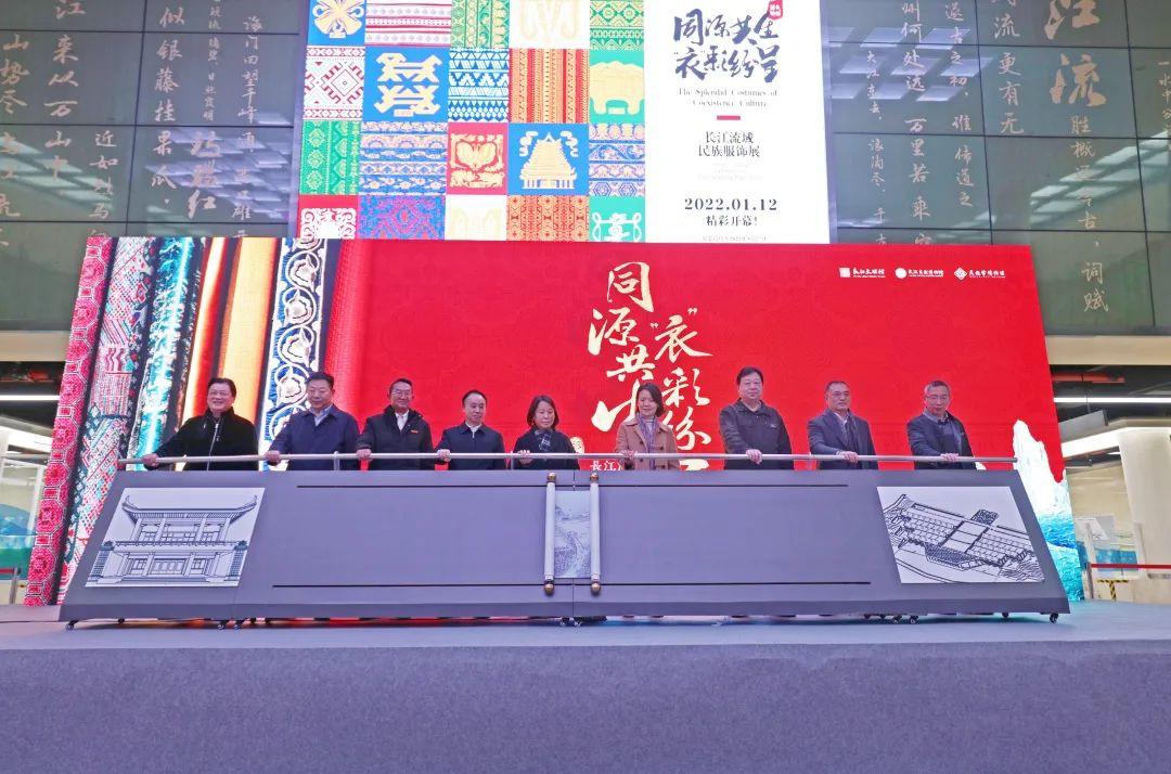 和展这个词并不是一个常见的词汇，可能需要根据上下文和具体语境来理解其含义。一般来说，和常常用来表示和谐、和平、合作等意义，而展则常常与展览、展示、发展等概念相关。因此，如果和展是在某种特定领域或语境下使用的，可能需要更具体的背景信息来准确解释。