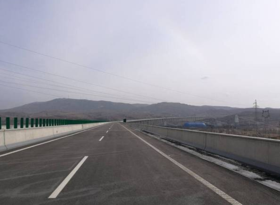 山西高速公路是中国山西省内的重要交通网络，为当地及周边的经济和社会发展提供了重要支持。以下是关于山西高速公路的一些基本信息